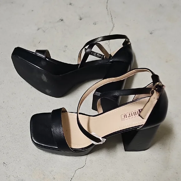 Nwot Black Platform Strappy Heels - Picture 7 of 7